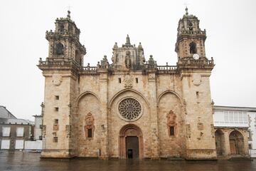 Se trata del municipio natal de Álvaro Cunqueiro, uno de los escritores gallegos más reconocidos del siglo XX. Una de las joyas de la corona de este pueblo es su catedral que es patrimonio de la UNESCO desde el año 2015. Al norte de Lugo, esta localidad fue una de las siete capitales del Reino de Galicia por lo que cuenta con varios rincones históricos. 