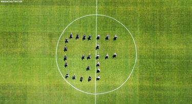 La plantilla del Besiktas homenajeó a George Floyd antes de comenzar el entrenamiento del pasado jueves 4 de junio. Los jugadores acudieron al círculo central y, manteniendo la distancia de seguridad, formaron las palabras G y F, las iniciales del fallecido. Los jugadores, divididos en dos grupos, llevaban camisetas negras y camisetas blancas. Con las primeras formaron la letra 'G', y con las blancas, la 'F'.