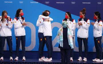 Las españolas reciben la medalla de plata.