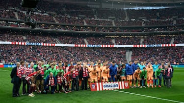 Foto de familia en el Cívitas Metropolitano en el Atlético-Athletic.