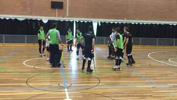 Los jugadores de la selección española de hockey patines, durante un entrenamiento en Sant Cugat.