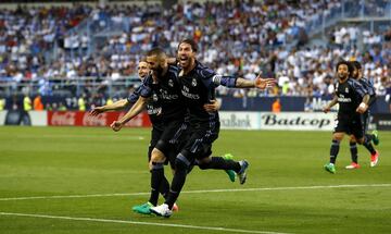 0-2. Karim Benzema celebró el segundo gol con Sergio Ramos.