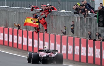 Carlos Oñoro Sainz, primo y manager de Carlitos, luce la bandera de España en la meta. La última vez que un español ganó una carrera fue también en un Ferrari. Ocurrió el 12 de mayo de 2013 en Barcelona, con Fernando Alonso.