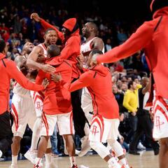 ¡Sobre la bocina! Embiid (21) y Simmons (14+7+9) no cierran