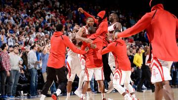 ¡Sobre la bocina! Embiid (21) y Simmons (14+7+9) no cierran