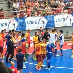 La policía tuvo que separar a los jugadores del Inter y Barça