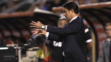 F&Atilde;&ordm;tbol, Universidad Catolica vs Union La Calera.
 Cuarta fecha, campeonato nacional 2018
 El entrenador de Universidad Catolica Benat San Jose da instrucciones a sus jugadores durante el partido de primera division disputado contra Union La C