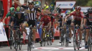 El ciclista italiano Kristian Sbaragli se impone al sprint a Degenkolb y Rojas.