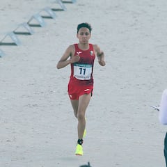 Emiliano Hernández es consolado por su hermano Ismael en París