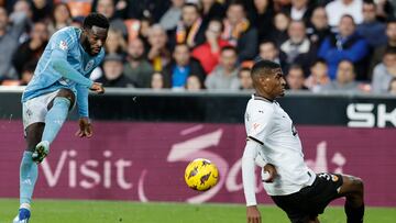 VALENCIA (ESPAÑA), 25/11/2023.- El defensa del Valencia Cristhian Mosquera (d) disputa un balón ante el centrocampista del Celta de Vigo Jonathan Bamba (i) durante el partido correspondiente a la jornada 14 de LaLiga que ambos equipos disputan este sábado en Mestalla. EFE/ Kai Forsterling