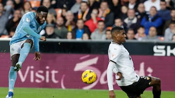 Cristhian Mosquera (d) disputa un bal¨®n ante el centrocampista del Celta de Vigo Jonathan Bamba