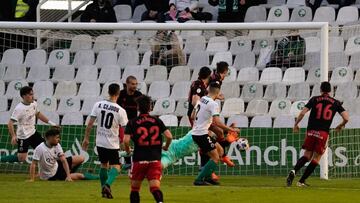 El Racing sobrevive a un baño y pierde cuando mejor estaba