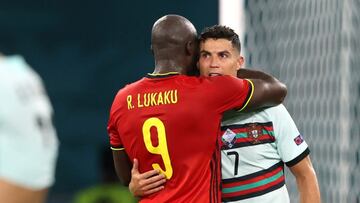 Soccer Football - Euro 2020 - Round of 16 - Belgium v Portugal - La Cartuja Stadium, Seville, Spain - June 27, 2021 Belgium&#039;s Romelu Lukaku and Portugal&#039;s Cristiano Ronaldo after the match Pool via REUTERS/Alexander Hassenstein