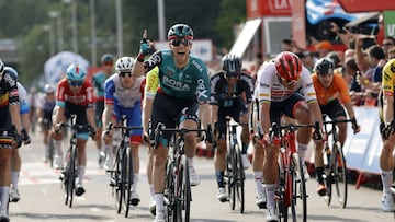 Sam Bennett se impone al esprint en Utrecht por delante de Mads Pedersen,