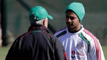 <b>APARTE. </b>Carlos Vela se entrenó por separado y habló con Aguirre.