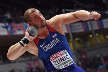 El atleta croata Stipe Zunic compite en lanzamiento de peso.