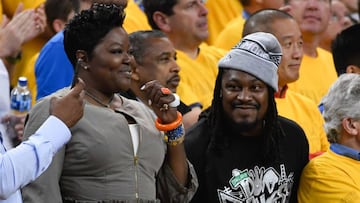 Marshawn Lynch vivió las finales de la NBA junto a la madre Kevin Durant