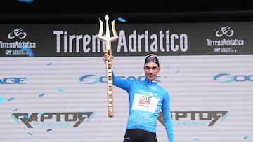 Ayuso, con el tridente de ganador de Tirreno-Adriático.
