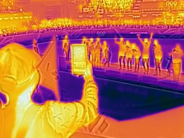 (Se utilizó una cámara termográfica para crear esta imagen). El equipo de la República de Corea, medalla de oro, celebra durante la ceremonia de entrega de medallas del relevo femenino de 3000 m de patinaje de velocidad en pista corta. 