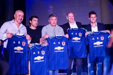 La U presenta camiseta que rememora el azul del '94