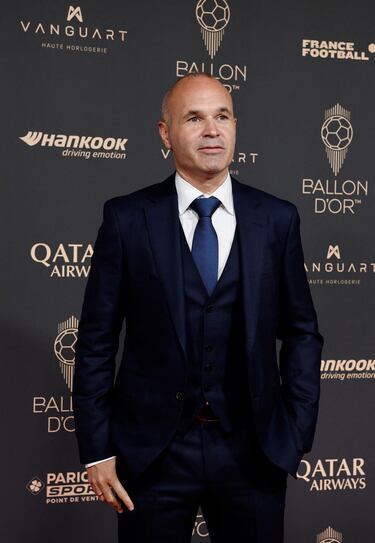 El ex futbolista Andrés Iniesta posa antes de la ceremonia de entrega del Balón de Oro 2025.