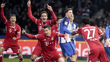 Football Soccer - Hertha BSC Berlin v Bayern Munich - German Bundesliga - Berlin Olympiastadion, Germany - 18/02/17 - Bayern Munich players celebrate Robert Lewandowski&#039;s goal v Hertha Berlin.    REUTERS/Axel Schmidt      DFL RULES TO LIMIT THE ONLINE USAGE DURING MATCH TIME TO 15 PICTURES PER GAME. IMAGE SEQUENCES TO SIMULATE VIDEO IS NOT ALLOWED AT ANY TIME. FOR FURTHER QUERIES PLEASE CONTACT DFL DIRECTLY AT + 49 69 650050