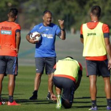 EXIGENTE. Caparrós, dando instrucciones a sus futbolistas en un erntrenamiento.