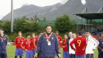 <b>TRISTEZA. </b>Juan Carlos Gómez Perlado, preparador físico del equipo, se dispone a consolar al lateral Campabadal tras el partido.