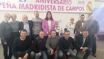 La directiva de la peña de Campos (Mallorca) y la alcaldesa Francisca Porquer posan para AS.