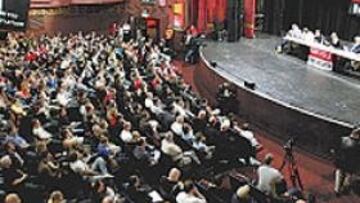 <b>REUNIDOS. </b>Los seguidores contrarios a Glazer, en su reunión de ayer.