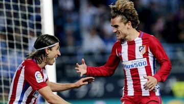 Los jugadores del Atlético de Madrid, el delantero Francés Antoine Griezmann (d) y el defensa brasileño Filipe Luis, celebran el segundo gol del equipo rojiblanco, durante el encuentro correspondiente a la jornada 29 de primera división, que disputan esta noche frente al Málaga CF en el estadio de La Rosaleda de Málaga.