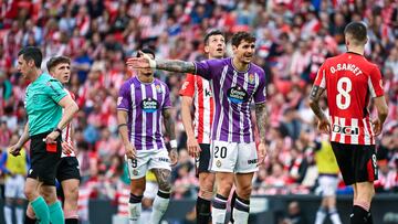 Real Valladolid's Croatian midfielder #20 Stanko Juric (2R) gestures after receiving a red card during the Spanish league football match between Athletic Club Bilbao and Real Valladolid FC at San Mames Stadium in Bilbao on February 23, 2025. (Photo by ANDER GILLENEA / AFP)