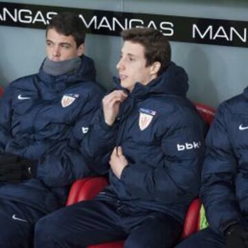 Guillermo, en el banco con Morán, podría jugar ante las bajas de Aduriz y Sola.