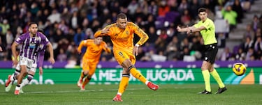 Fue el encargado de ejecutar el penalti que le pitaron a Mario Martín por su falta dentro de área a Bellingham. No falló el crack francés. Kylian Mbappé firma su hat-trick engañando a Hein en su golpeo, ejecutándolo al lado izquierdo, con el estonio venciéndose al contrario.