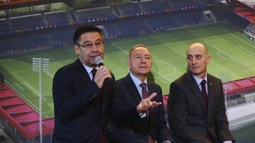 GRA158. SANT JOAN DESPÍ (BARCELONA), 03/04/2017.- El presidente del FC Barcelona, Josep Maria Bartomeu (i), el alcalde de Sant Joan Despí, Antoni Poveda (c), y Jordi Moix (d), de la comisión del espai Barça, durante el acto de presentación del proyecto de construcción del Estadio Johan Cruyff, el nuevo Miniestadi que se está levantando en la ciudad deportiva y en la que jugarán equipos del fútbol base y del filial azulgrana, en el que se ha anunciado que el FC Barcelona prevé poner la primera piedra del Estadio en julio de este año, cuando la entidad reciba el permiso de obras tras la inscripción en el registro de la nueva finca. EFE/Alejandro García