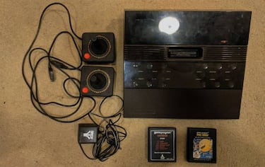 Compra una vieja Atari 2700 por 30 dólares y la vende por 3000$ en eBay