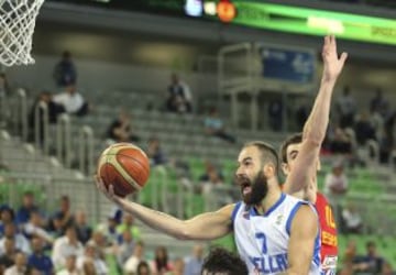 El jugador griego Vassilis Spanoulis (i) intenta encestar ante el español Victor Claver (d) durante el partido Grecia-España, del grupo E del Eurobasket de Eslovenia.