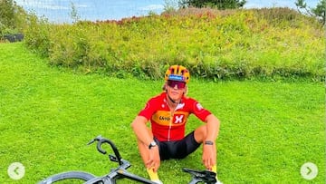 El esquiador Johannes Klaebo posa con su bicicleta durante un entrenamiento