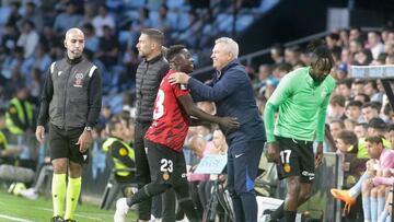 Amath celebra su gol en Vigo con Javier Aguirre.