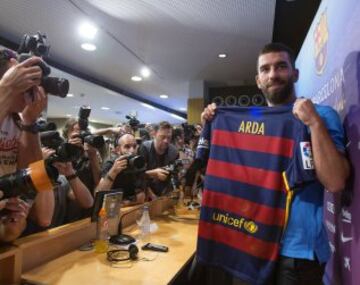 La presentación de Arda Turan en imágenes