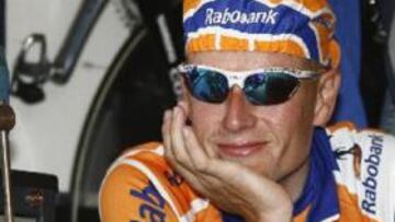 <b>OTRO ADIÓS.</b> Tras el positivo de Vinokourov y la expulsión del Astana, Rasmussen seguirá el mismo camino.