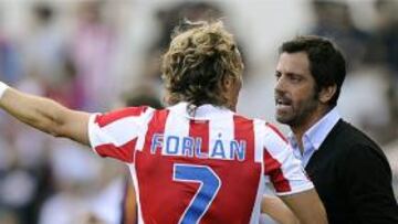 Quique Flores y Forlán, durante un partido