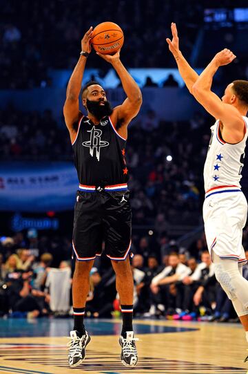 James Harden de los Rockets realizando un tiro frente a Curry. 