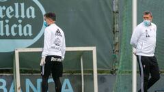 &Oacute;scar Garc&iacute;a y su ayudante Carlos Hugo Garc&iacute;a-Bay&oacute;n durante un entrenamiento del Celta en A Madroa 
 