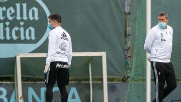 Óscar García y su ayudante Carlos Hugo García-Bayón durante un entrenamiento del Celta en A Madroa