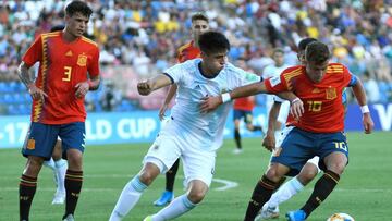 AME7178. VITORIA (BRASIL), 28/10/2019.- El jugador German Valera (d) de España disputa un balón con Kevin Lomonaco (c) de Argentina este lunes durante un partido la Copa Mundial Sub'17 entre España y Argentina, en el estadio Kleber Andrade en Vitoria (Brasil). EFE/Gabriel Lordelo