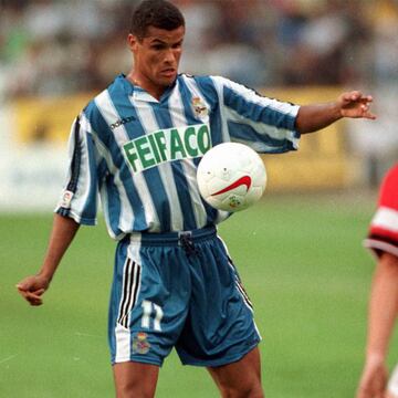 Rivaldo había sido una de las sensaciones de la temporada 1996-1997 anotando 21 goles en 41 partidos con el Deportivo y muchos equipos se interesaron por él ese mismo verano, pero fue el Barça el que se llevó el gato al agua. En el último minuto del día 15 de agosto, fecha límite para inscribir jugadores en la Liga de Campeones, el FC Barcelona pagó la clausula de rescisión que ascendía a 4.000 millones de pesetas (24 millones de euros). Los culés consiguieron a un jugador que sería balón de oro y Lendoiro, presidente de los coruñeses, se quedó compuesto y sin delantero.