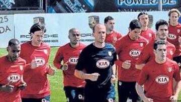 <b>HUBO CARAS LARGAS EN LA SESIÓN.</b> Los jugadores titulares ante el Racing, más Banega y Maxi, se ejercitaron ayer por separado con caras largas.