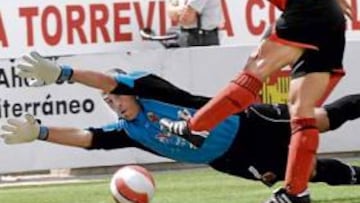 <b>INVEROSÍMIL. </b>Ioannis Okkas dispara a puerta ante la oposición de Wilfredo Caballero.