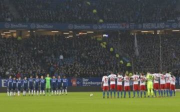 Los jugadores del Hamburgo y del Schalke 04 guardan un minuto de silencio en memoria de las víctimas del mercado navideño de Berlín.